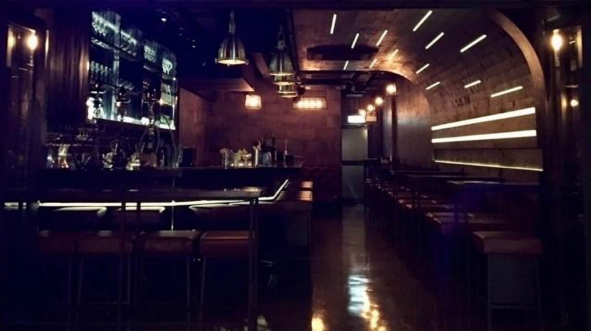 De Luna Bar and Restaurant Photo - Feature Wall