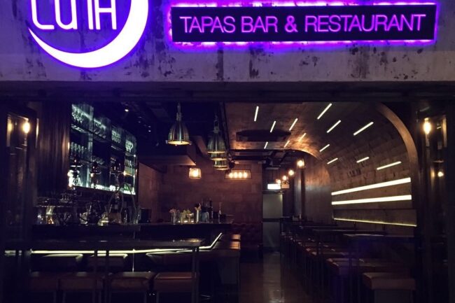 De Luna Bar and Restaurant Photo - Entrance and Sign