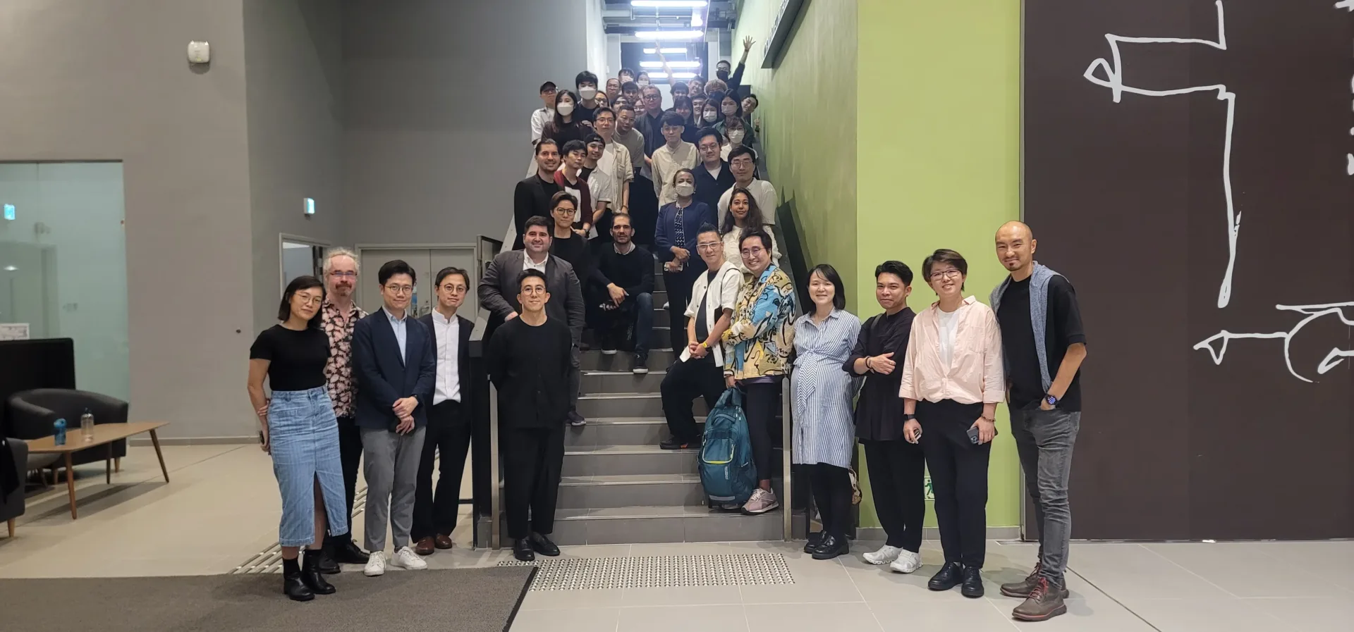 รูปถ่ายหมู่บนบันไดของคณะกรรมการตัดสินรางวัล Architecture Masters
