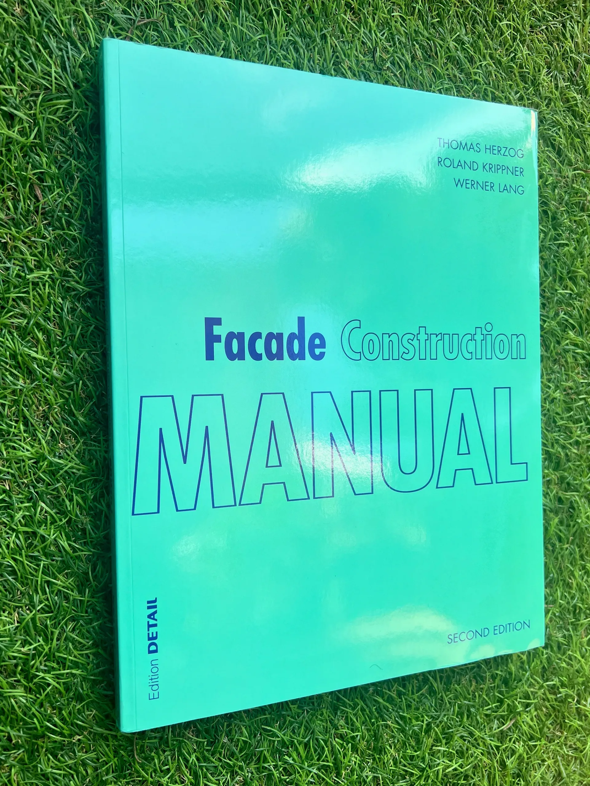 緑の芝生の上のファサード建設と建築設計の参考書の写真